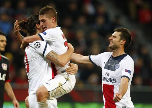 Verratti abbraccia il gigante svedese, Thiago Motta accorre... saluti all'Italia. Reuters